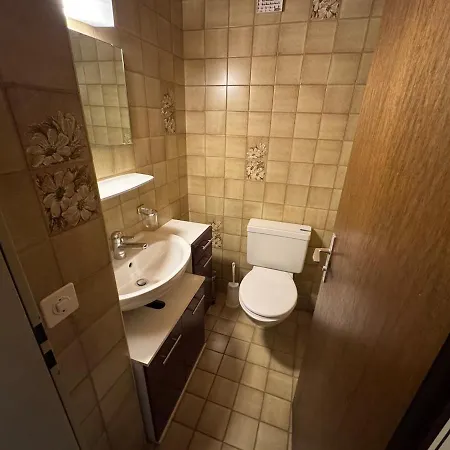 Zentrale Mit 3 Zimmern Διαμέρισμα *